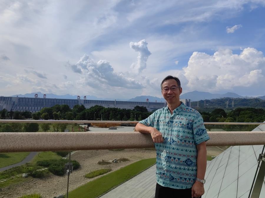 附件2：图片-周志伟教授参观三峡工程(1)