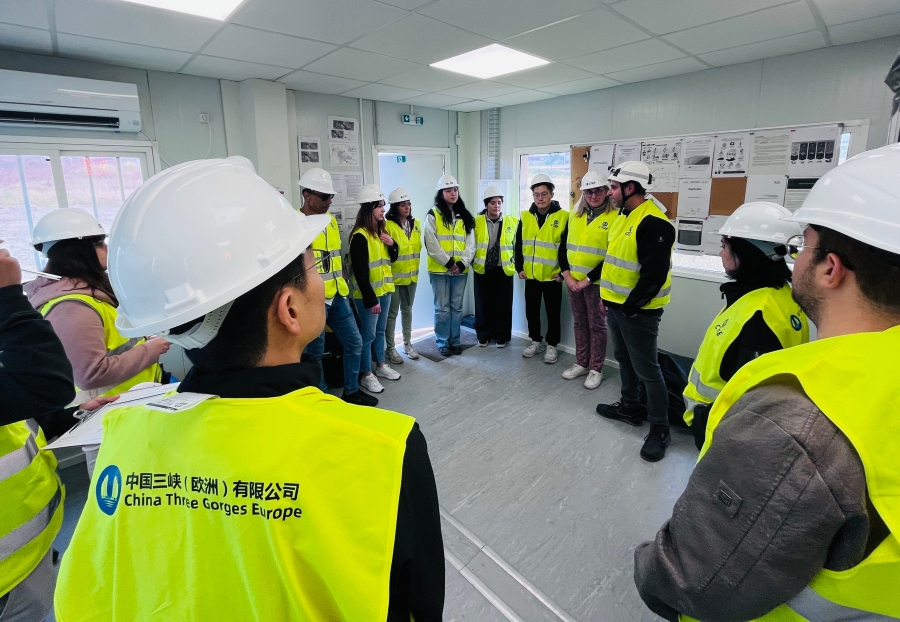 附图2：马德里内布里哈大学青年学生参观佩罗戈多电站中控室