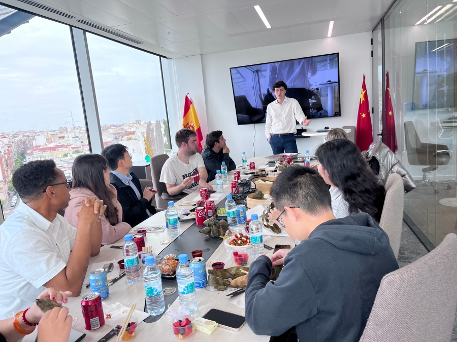 附图3：马德里内布里哈大学青年学生赴办公室参观并品尝粽子